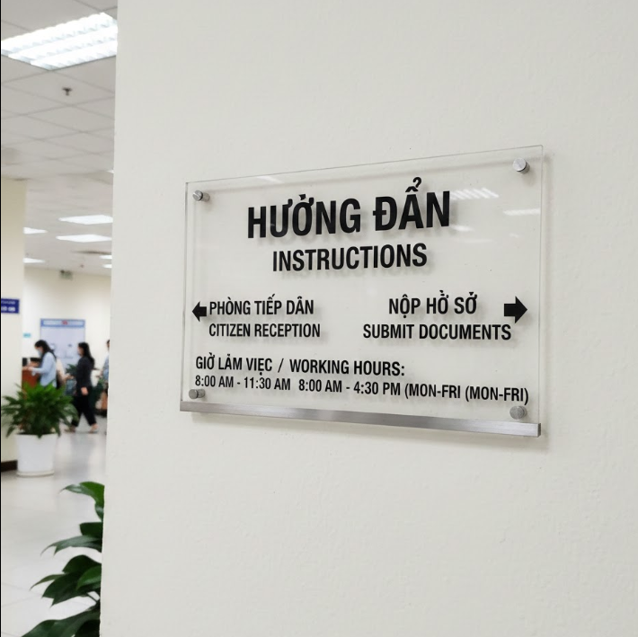 Bảng hướng dẫn thủ tục hành chính tại trụ sở công an Việt Nam phục vụ người dân làm lại CCCD.